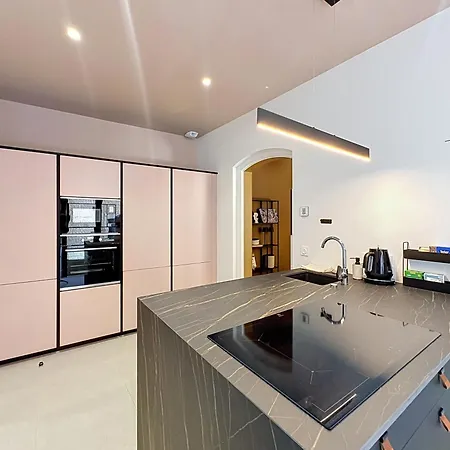 Les Henrions Apartment *